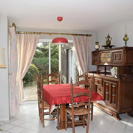 Avec Jardin Dans Un Quartier Calme Au Centre De - Ref 934 Villa *