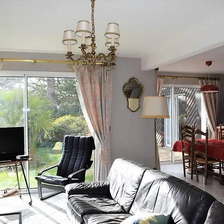 Avec Jardin Dans Un Quartier Calme Au Centre De - Ref 934 Villa *